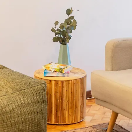 Bright Next Metro Apartment