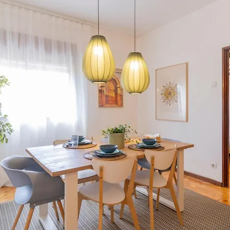 Bright Next Metro Apartment