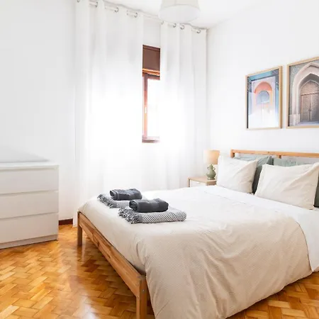 Bright Next Metro Apartment Porto